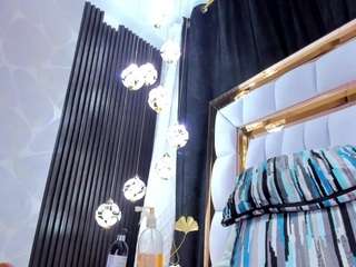 sarayroyse's CamSoda show and profile