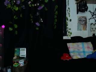cute-melanie, female webcam model,  years old, on live webcam