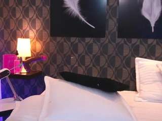 sharomross's CamSoda show and profile