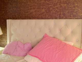 carlymonroe's CamSoda show and profile