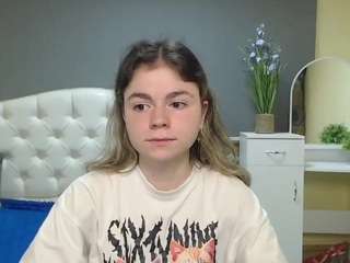 tinaredly's CamSoda show and profile