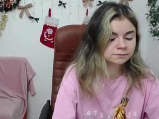 tinaredly's CamSoda show and profile