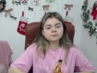 tinaredly's CamSoda show and profile