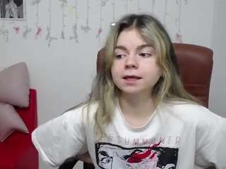 tinaredly's CamSoda show and profile