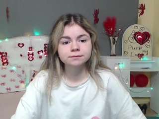 tinaredly's CamSoda show and profile