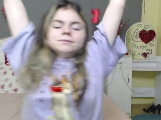 tinaredly's CamSoda show and profile