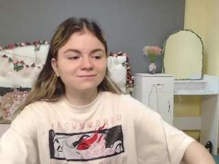 tinaredly's CamSoda show and profile