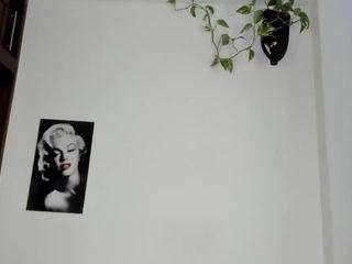 Live webcam model andrea-williams on Soda Cams