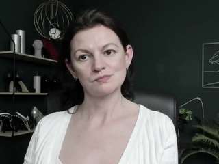 This model is live right now. viviankiss