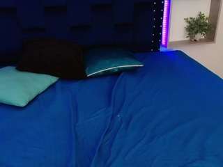julia-bust Live Webcam on CamSoda