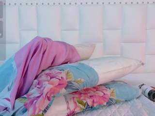 kinkyhousewifee's CamSoda show and profile