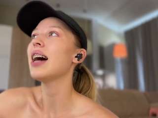 honeypeony from CamSoda