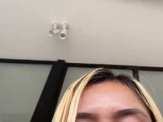 Live webcam model andreafit on Soda Cams