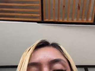 Live webcam model andreafit on Soda Cams