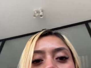 Live webcam model andreafit on Soda Cams