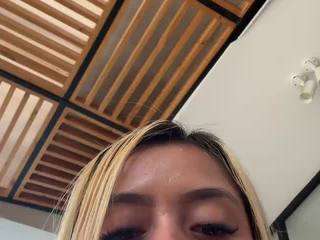 Live webcam model andreafit on Soda Cams