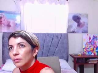 Este modelo está en vivo ahora. chanell-mk