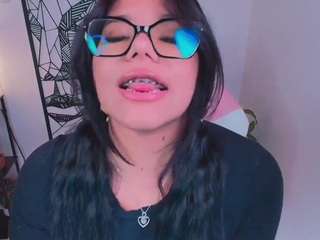 ashleey18 live webcam show