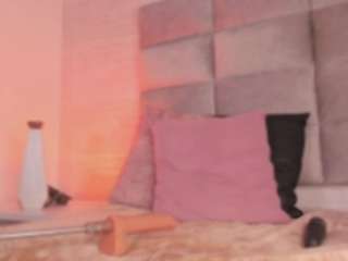 Live webcam model mia-crawford on Soda Cams