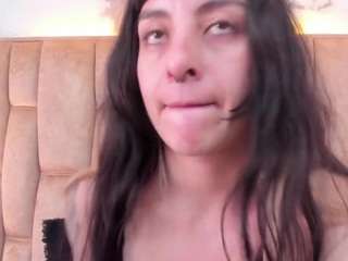 Este modelo está en vivo ahora. naughtykittenm