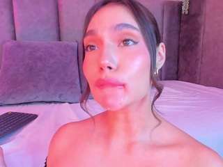 यह मॉडल अभी लाइव है. alyssia-collins
