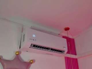 KhelanyIsyy live webcam show