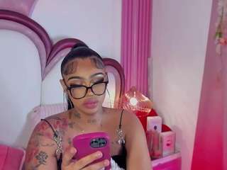 KhelanyIsyy live cam preview
