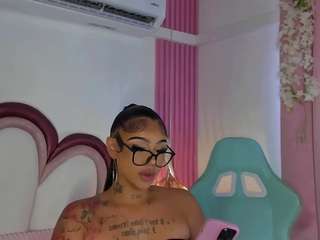 KhelanyIsyy live cam preview