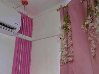 KhelanyIsyy live cam preview