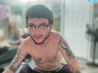 youngkubenski215 Live Webcam on CamSoda