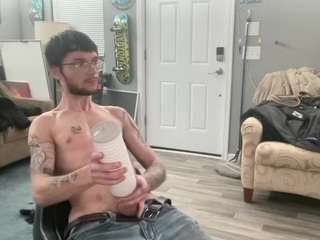 youngkubenski215 Live Webcam on CamSoda