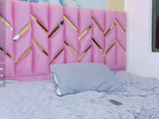 littleissues's Live Sex Cam Show