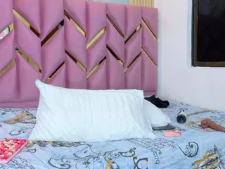 littleissues's Live Sex Cam Show