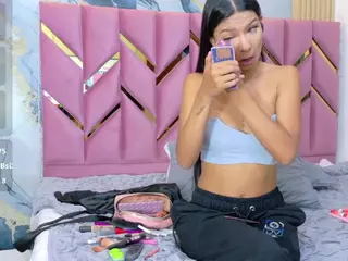 littleissues's Live Sex Cam Show