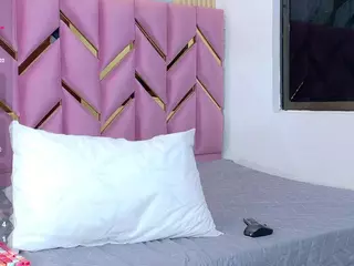 littleissues's Live Sex Cam Show