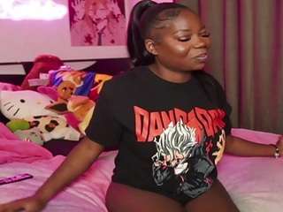 Live webcam model karliekayozz on Soda Cams