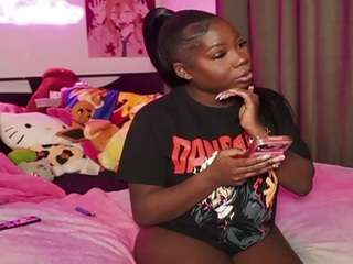 Live webcam model karliekayozz on Soda Cams