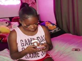 Live webcam model karliekayozz on Soda Cams