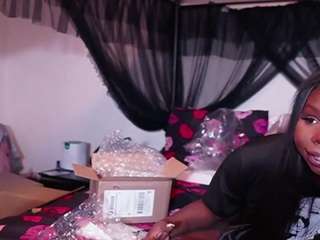 Live webcam model karliekayozz on Soda Cams