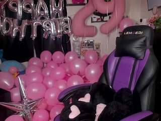 Live webcam model karliekayozz on Soda Cams