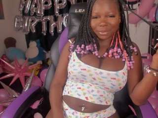 Live webcam model karliekayozz on Soda Cams