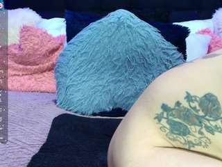 Hannahot69's live stream