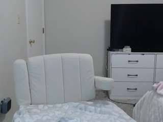 mmmmmmlia's CamSoda show and profile