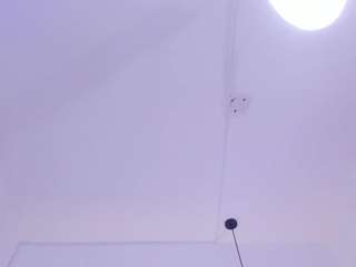 emma-white001