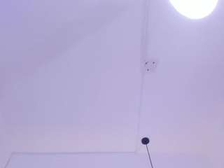 emma-white001