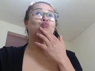 Milfcamila live webcam show