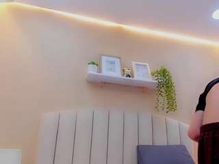 Mẫu này đang trực tiếp. mia-thompson-1