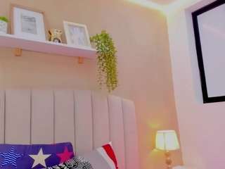 mia-thompson-1's live room