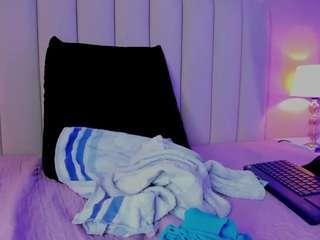 Mia-Thompson-1 live cam preview