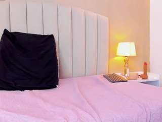Mia-Thompson-1 live cam preview